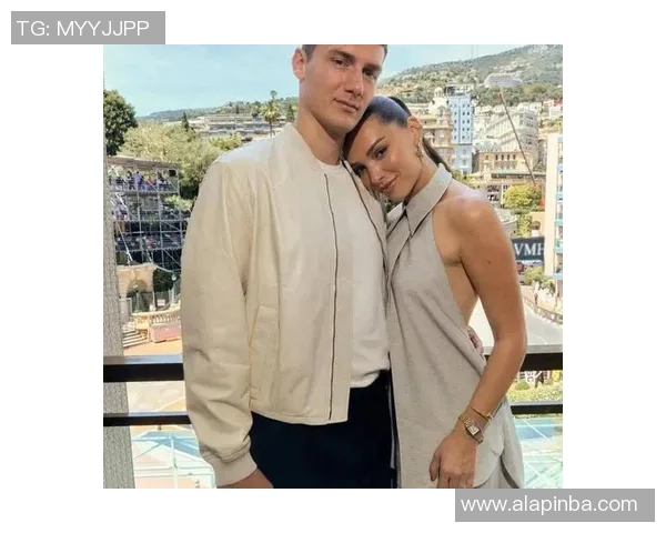 足球场上球星女友是谁揭秘 球员私生活背后的女人们精彩故事