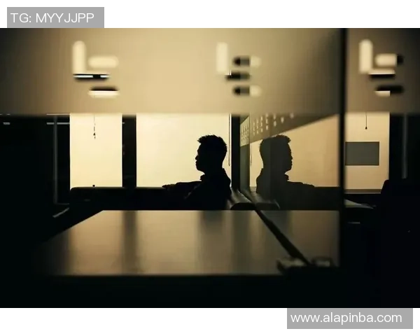 足球巨星人生跌宕起伏从巅峰到低谷的心路历程