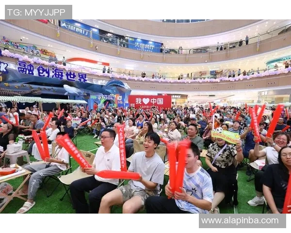 足球巨星走进街头与球迷互动 热血场景点燃城市激情